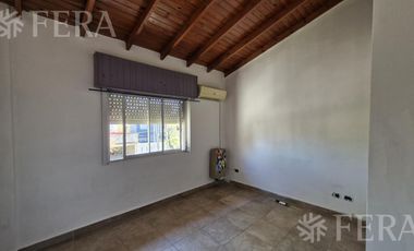 Venta casa multifamiliar con cochera en Villa Dominico