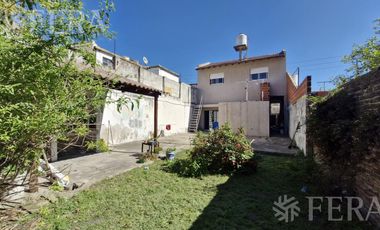 Venta casa multifamiliar con cochera en Villa Dominico