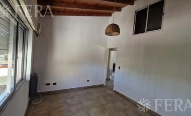 Venta casa multifamiliar con cochera en Villa Dominico