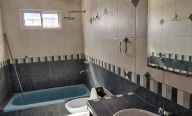 Venta casa multifamiliar con cochera en Villa Dominico