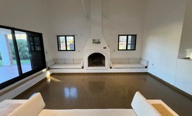 Casa 2 Hab, 3 Baños, Pileta, Barrio Los Troncos, Suipacha esquina Ramírez  - Funes.