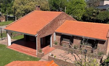 Casa 2 Hab, 3 Baños, Pileta, Barrio Los Troncos, Suipacha esquina Ramírez  - Funes.