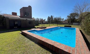 Casa 2 Hab, 3 Baños, Pileta, Barrio Los Troncos, Suipacha esquina Ramírez  - Funes.