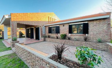 Casa 2 Hab, 3 Baños, Pileta, Barrio Los Troncos, Suipacha esquina Ramírez  - Funes.