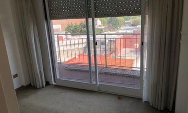 Departamento en 5 to piso a la calle - Balcon - 3 baños