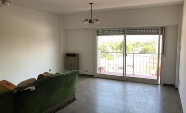Departamento en 5 to piso a la calle - Balcon - 3 baños
