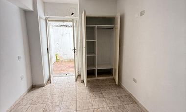 Monoambiente en planta baja con patio   cochera en Córdoba al 1100, Zona Centro