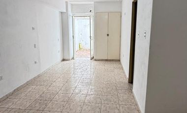 Monoambiente en planta baja con patio   cochera en Córdoba al 1100, Zona Centro