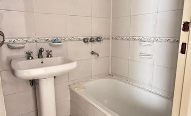 Monoambiente en planta baja con patio   cochera en Córdoba al 1100, Zona Centro