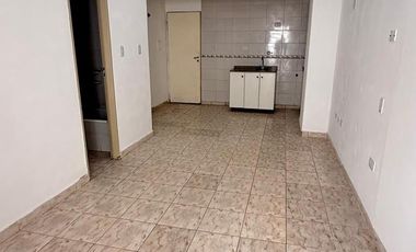 Monoambiente en planta baja con patio   cochera en Córdoba al 1100, Zona Centro