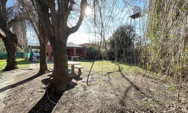 Casa en venta, s/ lote 730m2 180m cubiertos 3 dormi, quincho, parque, cochera 2 autos, Villa Elisa