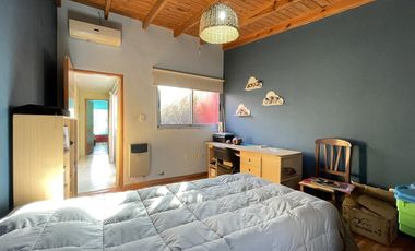 Casa en venta, s/ lote 730m2 180m cubiertos 3 dormi, quincho, parque, cochera 2 autos, Villa Elisa