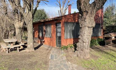 Casa en venta, s/ lote 730m2 180m cubiertos 3 dormi, quincho, parque, cochera 2 autos, Villa Elisa