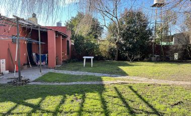 Casa en venta, s/ lote 730m2 180m cubiertos 3 dormi, quincho, parque, cochera 2 autos, Villa Elisa