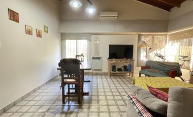 Casa en venta, s/ lote 730m2 180m cubiertos 3 dormi, quincho, parque, cochera 2 autos, Villa Elisa