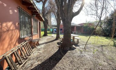 Casa en venta, s/ lote 730m2 180m cubiertos 3 dormi, quincho, parque, cochera 2 autos, Villa Elisa