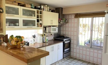 Casa en venta, s/ lote 730m2 180m cubiertos 3 dormi, quincho, parque, cochera 2 autos, Villa Elisa