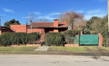 Casa en venta, s/ lote 730m2 180m cubiertos 3 dormi, quincho, parque, cochera 2 autos, Villa Elisa