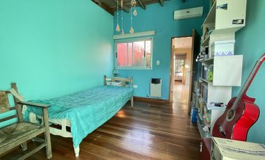 Casa en venta, s/ lote 730m2 180m cubiertos 3 dormi, quincho, parque, cochera 2 autos, Villa Elisa