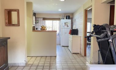 Casa en venta, s/ lote 730m2 180m cubiertos 3 dormi, quincho, parque, cochera 2 autos, Villa Elisa