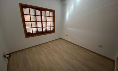 Departamento tres ambientes con cochera espacio guardacoche en alquiler en Wilde