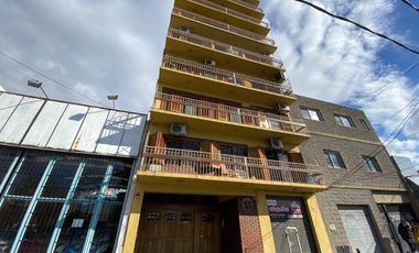 Departamento tres ambientes con cochera espacio guardacoche en alquiler en Wilde