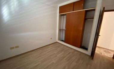 Departamento tres ambientes con cochera espacio guardacoche en alquiler en Wilde