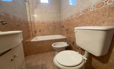 Departamento tres ambientes con cochera espacio guardacoche en alquiler en Wilde