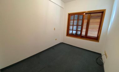 Departamento tres ambientes con cochera espacio guardacoche en alquiler en Wilde