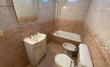 Departamento tres ambientes con cochera espacio guardacoche en alquiler en Wilde