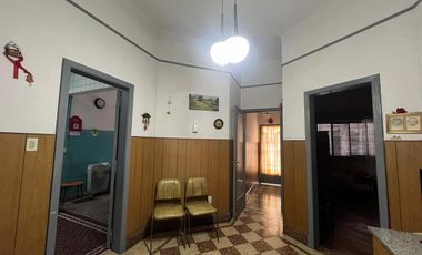 Casa de tres ambientes con jardin y terraza en Venta!