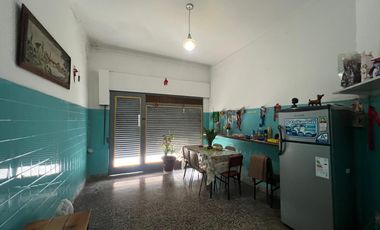 Casa de tres ambientes con jardin y terraza en Venta!