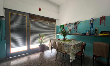 Casa de tres ambientes con jardin y terraza en Venta!