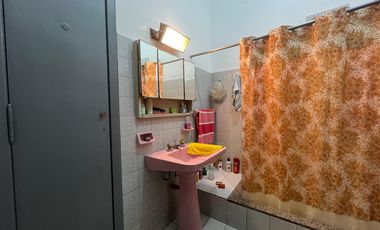 Casa de tres ambientes con jardin y terraza en Venta!