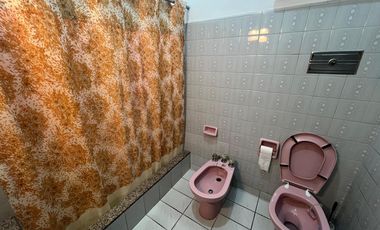 Casa de tres ambientes con jardin y terraza en Venta!