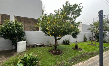 Casa de tres ambientes con jardin y terraza en Venta!