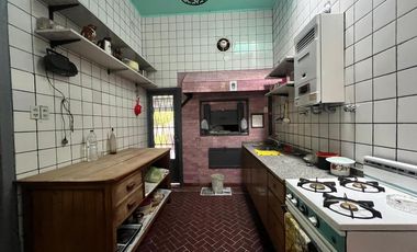 Casa de tres ambientes con jardin y terraza en Venta!