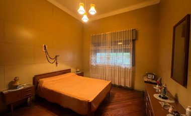 Casa de tres ambientes con jardin y terraza en Venta!