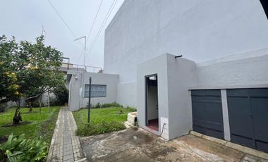 Casa de tres ambientes con jardin y terraza en Venta!