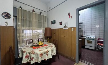 Casa de tres ambientes con jardin y terraza en Venta!