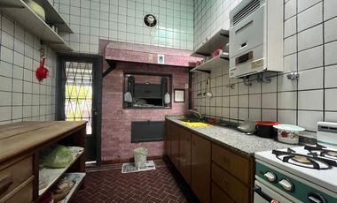 Casa de tres ambientes con jardin y terraza en Venta!