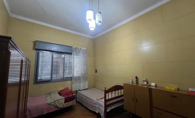 Casa de tres ambientes con jardin y terraza en Venta!