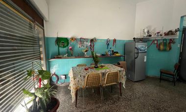 Casa de tres ambientes con jardin y terraza en Venta!