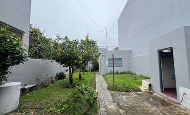 Casa de tres ambientes con jardin y terraza en Venta!