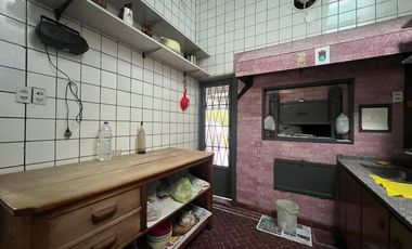 Casa de tres ambientes con jardin y terraza en Venta!
