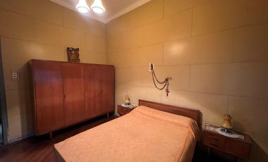 Casa de tres ambientes con jardin y terraza en Venta!