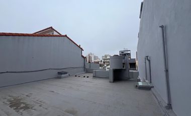 Casa de tres ambientes con jardin y terraza en Venta!