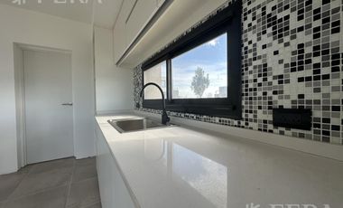 Venta de Casa 4 ambientes con galeria y fondo en Magallanes en Berazategui