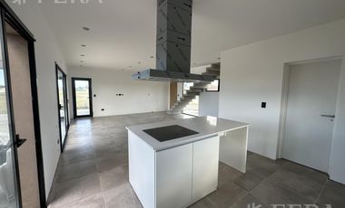 Venta de Casa 4 ambientes con galeria y fondo en Magallanes en Berazategui
