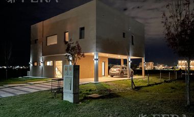 Venta de Casa 4 ambientes con galeria y fondo en Magallanes en Berazategui